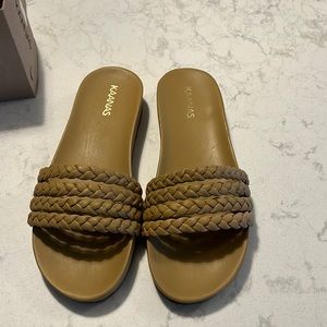 NWT KAANAS sandals size 9